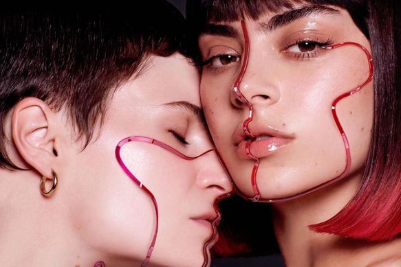 Christine and The Queens dévoile «Gone», un nouveau clip avec Charli XCX