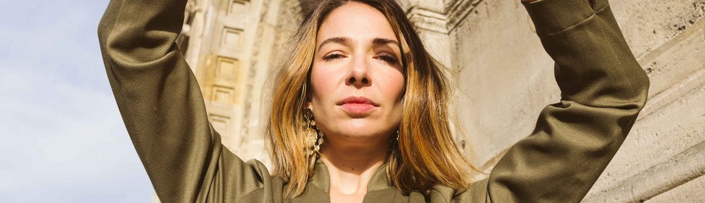 Almée, notre découverte musicale avec le clip de Préliminaires