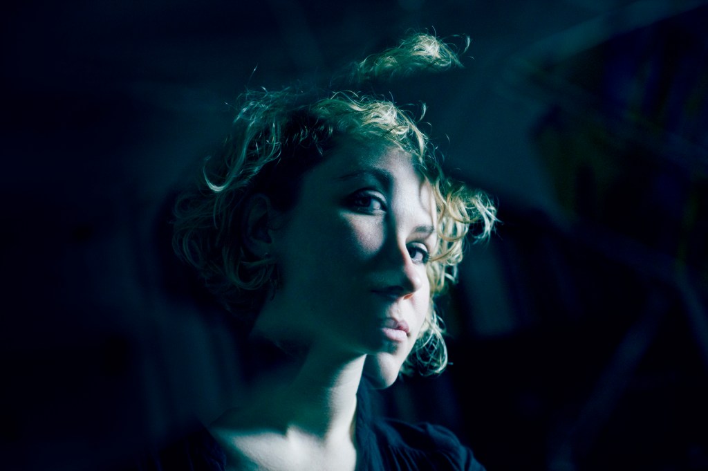 Laura Perrudin sort le brillant clip The W Word