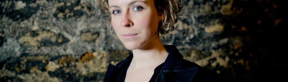 Laura Perrudin sort le brillant clip The W Word