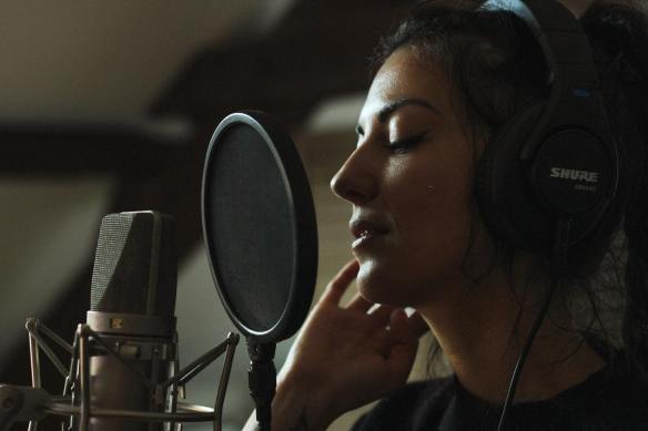 ALBA, un talent fou, à découvrir avec le clip de Range-Toi