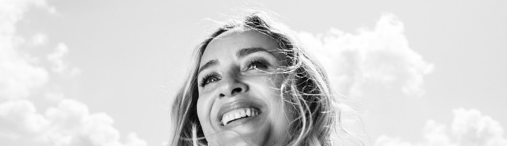 Andrea Ponti, la chanteuse sort l'émouvant EP Deviens - Dans la tête des Filles