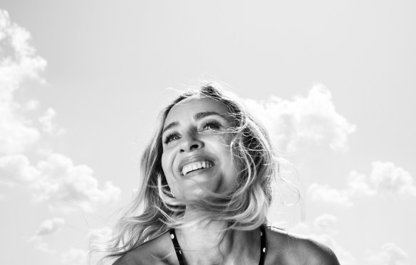 Andrea Ponti, la chanteuse sort l'émouvant EP Deviens - Dans la tête des Filles